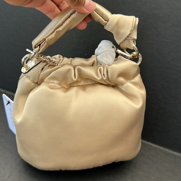 Guess Gold Shoulder Bag with Elegant Design - Picture 6 of 7